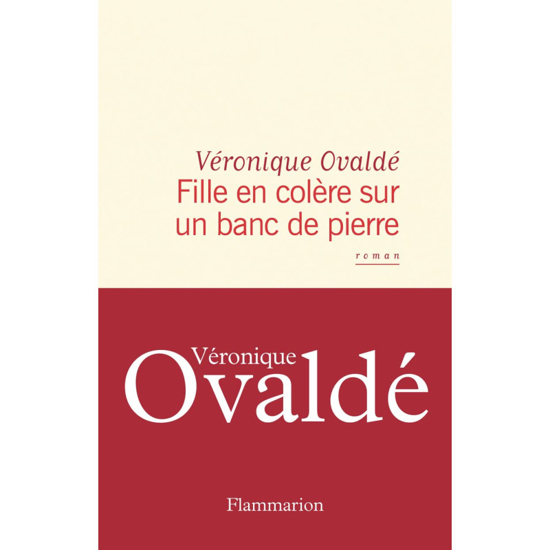 Fille en colère sur un banc de pierre