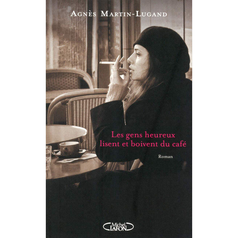 Les gens heureux lisent et boivent du café